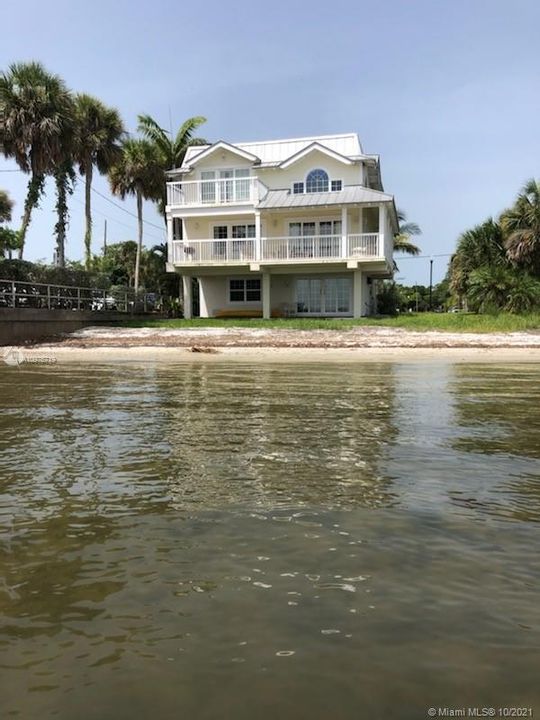 Recently Rented: $7,000 (2 beds, 2 baths, 2400 Square Feet)