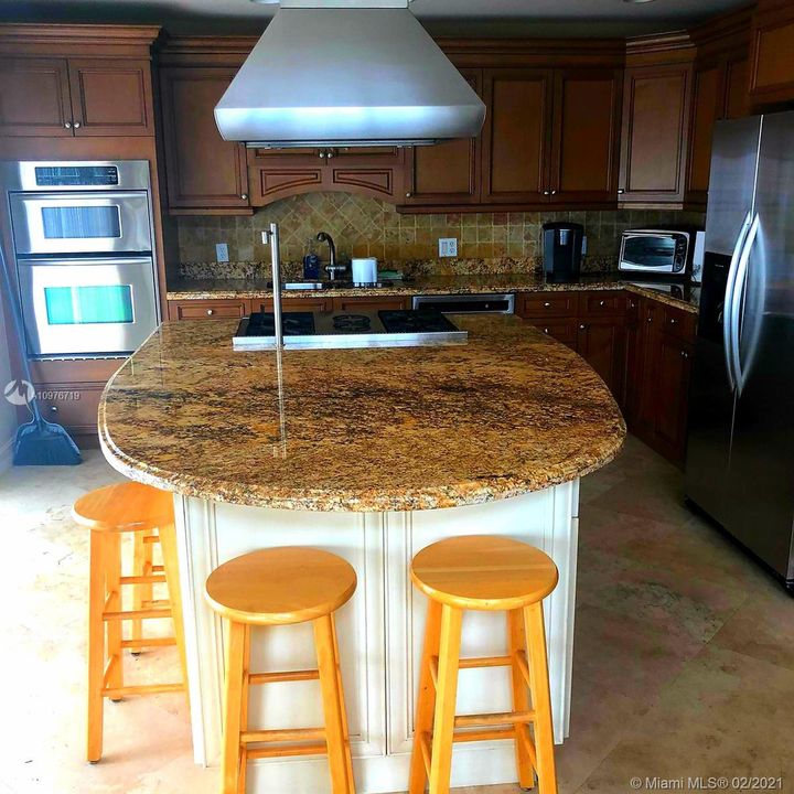 Recently Rented: $7,000 (2 beds, 2 baths, 2400 Square Feet)