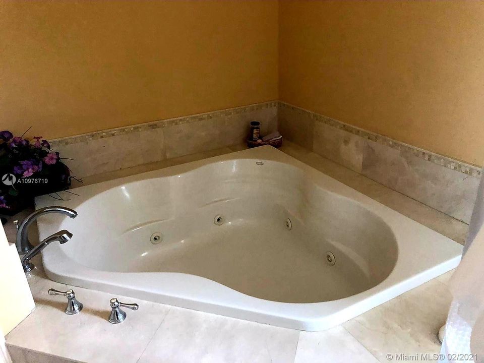 Recently Rented: $7,000 (2 beds, 2 baths, 2400 Square Feet)