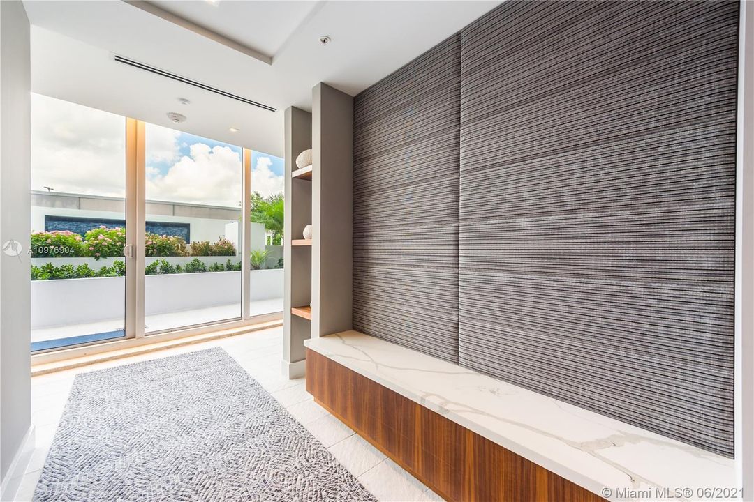 Men's & Women's SPA with Sauna, Steamroom, Showers, Lockers and Treatment Rooms, just steps from the Jacuzzi.