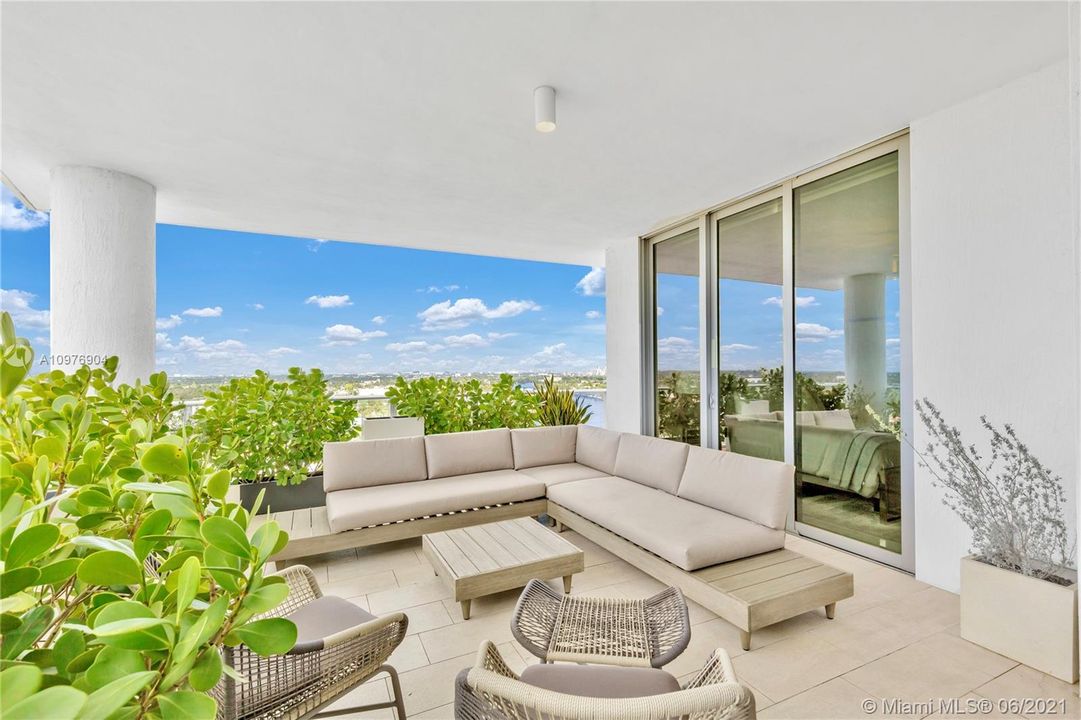 Недавно продано: $1,749,000 (3 спален, 3 ванн, 2407 Квадратных фут)