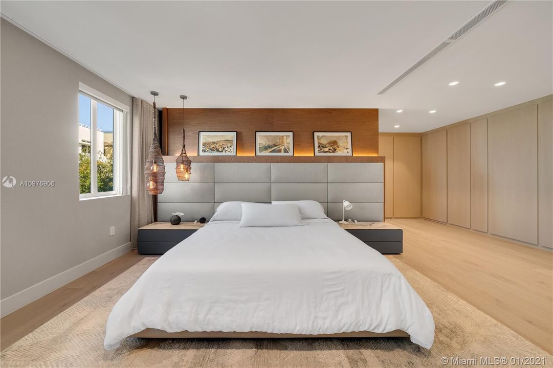 Recently Sold: $3,990,000 (4 beds, 5 baths, 5341 Square Feet)