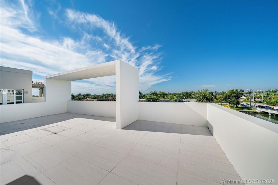 Recently Sold: $3,990,000 (4 beds, 5 baths, 5341 Square Feet)