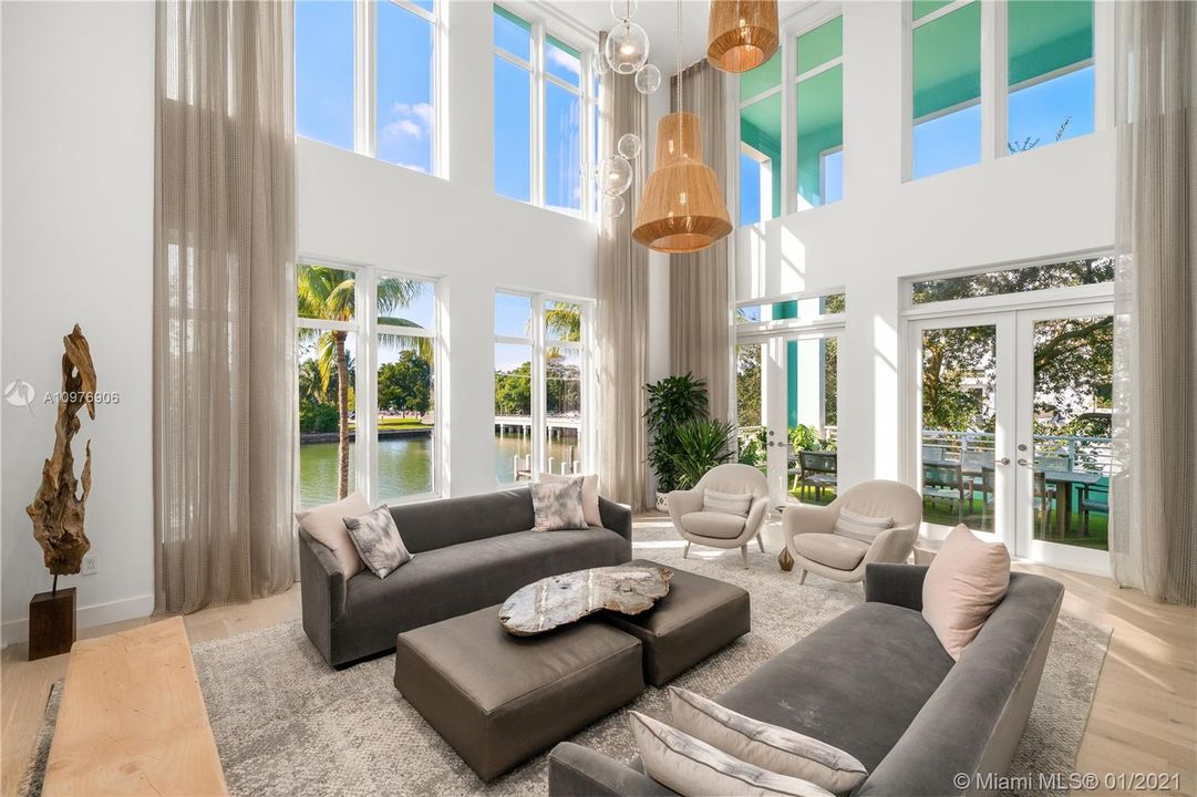 Recently Sold: $3,990,000 (4 beds, 5 baths, 5341 Square Feet)