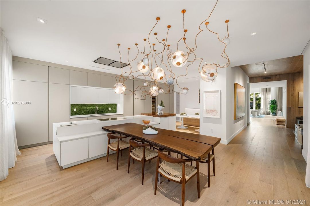 Recently Sold: $3,990,000 (4 beds, 5 baths, 5341 Square Feet)