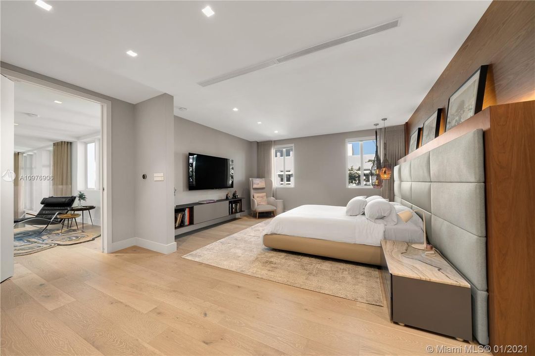 Recently Sold: $3,990,000 (4 beds, 5 baths, 5341 Square Feet)