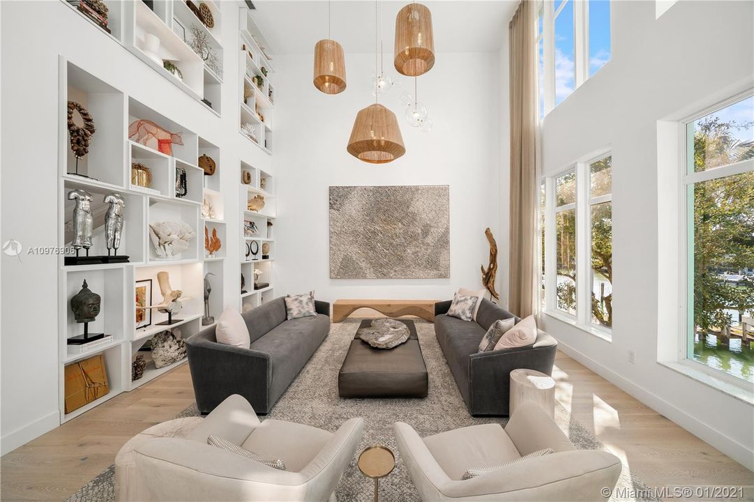 Recently Sold: $3,990,000 (4 beds, 5 baths, 5341 Square Feet)