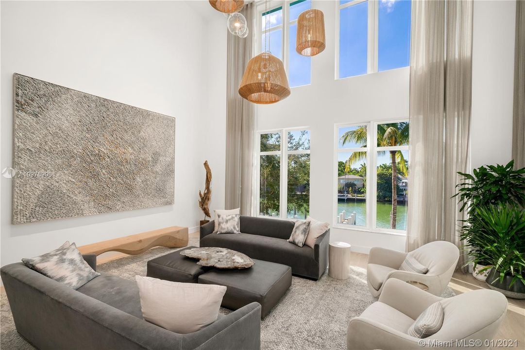 Recently Sold: $3,990,000 (4 beds, 5 baths, 5341 Square Feet)