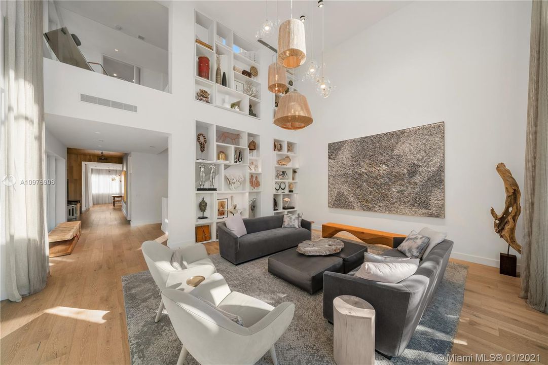 Recently Sold: $3,990,000 (4 beds, 5 baths, 5341 Square Feet)