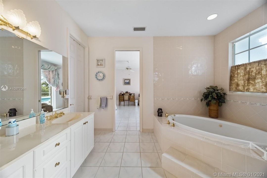 最近售出: $529,000 (6 贝兹, 4 浴室, 0 平方英尺)