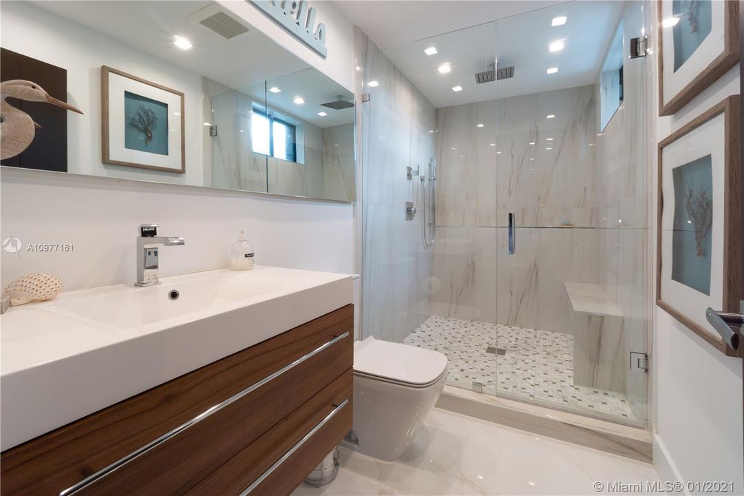 Недавно продано: $2,999,000 (5 спален, 5 ванн, 4201 Квадратных фут)