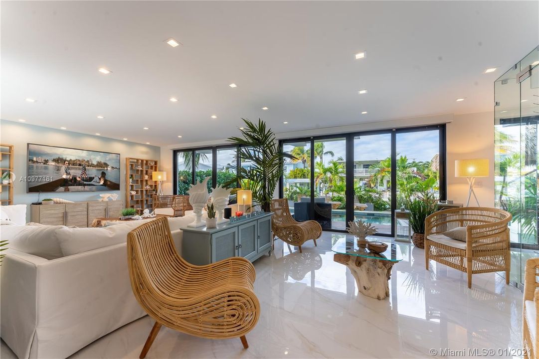 Recently Sold: $2,999,000 (5 beds, 5 baths, 4201 Square Feet)