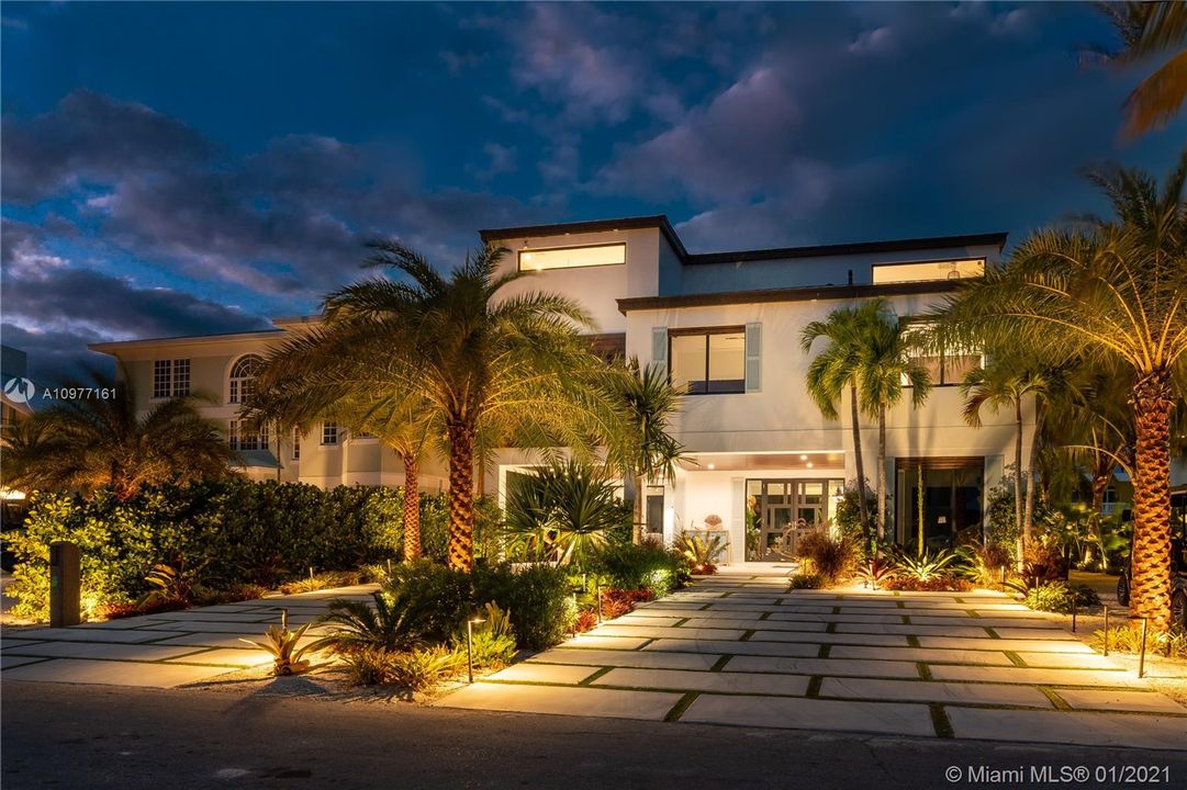 Recently Sold: $2,999,000 (5 beds, 5 baths, 4201 Square Feet)