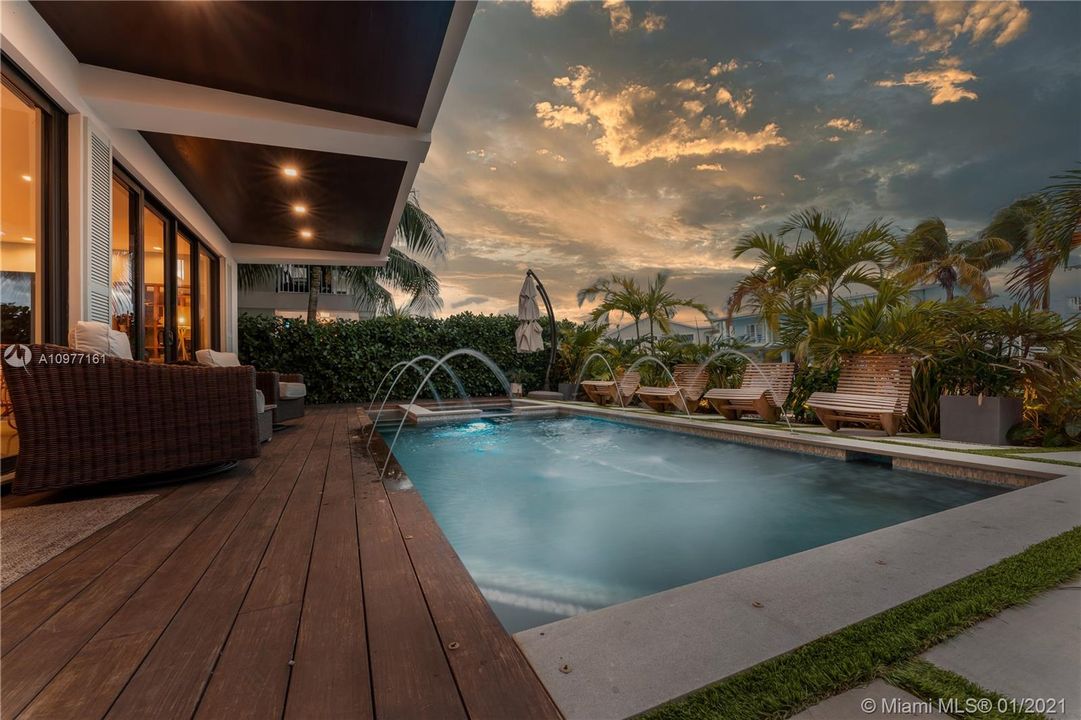 Vendido Recientemente: $2,999,000 (5 camas, 5 baños, 4201 Pies cuadrados)