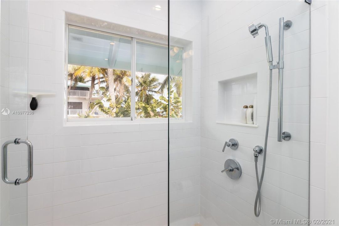 Super shower with Ocean views!!