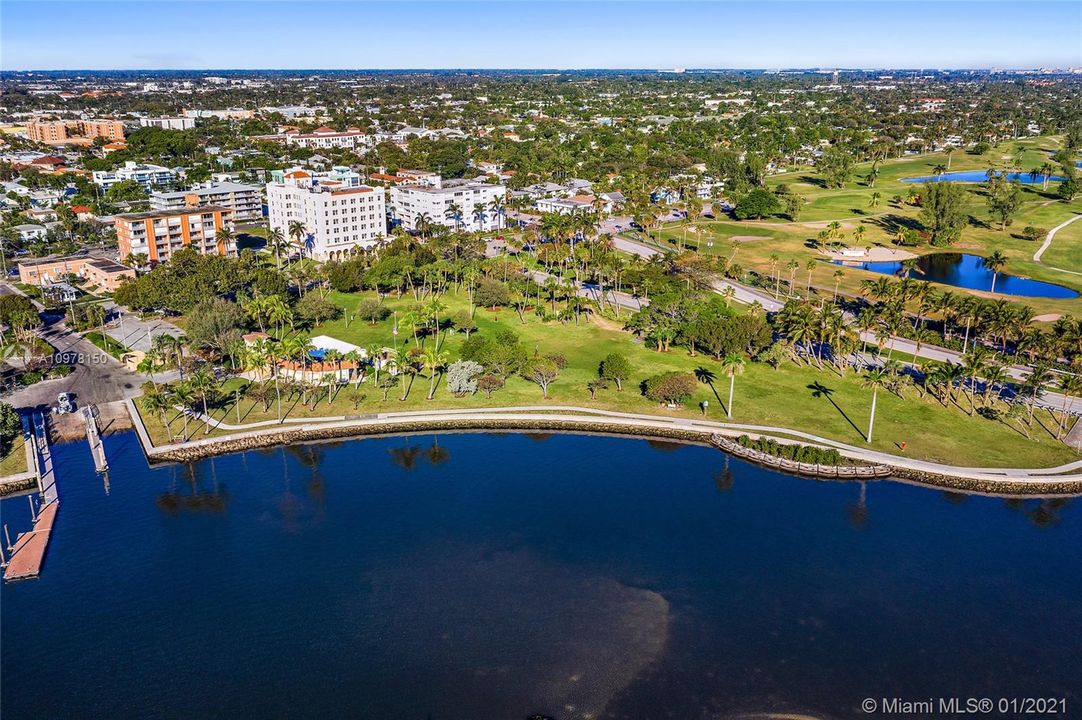 Steps away from walk/jog path along the Intracoastal Waterway.