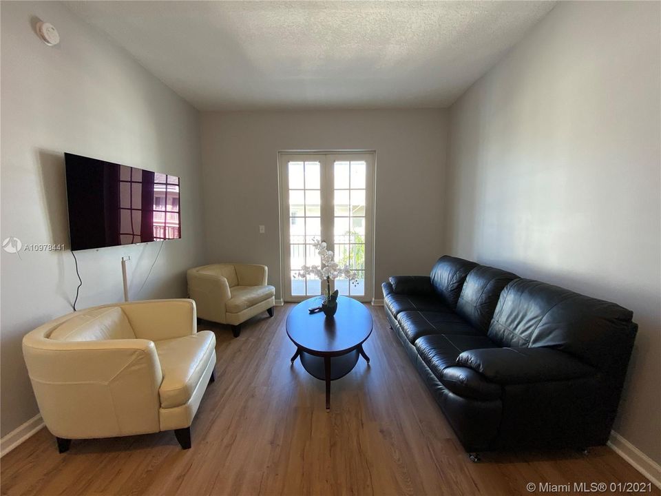 Recently Rented: $1,800 (1 beds, 1 baths, 719 Square Feet)