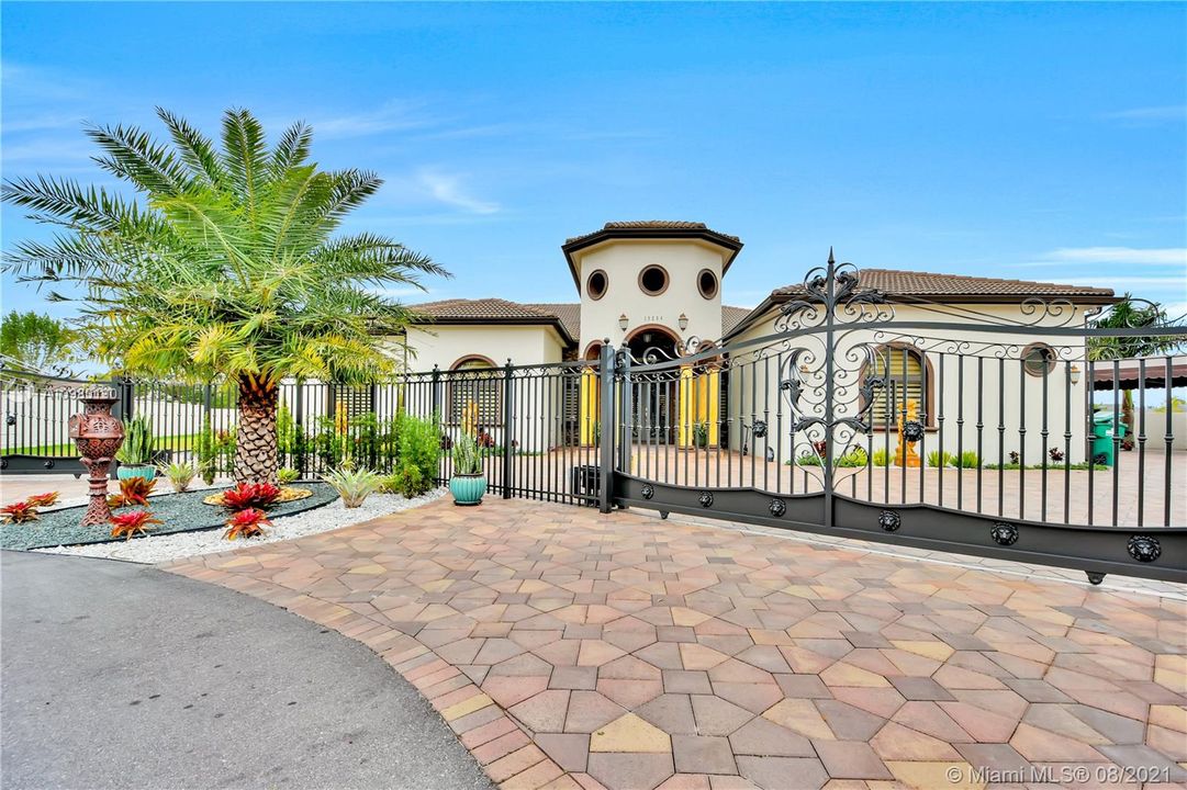 Recently Sold: $1,100,000 (6 beds, 5 baths, 3871 Square Feet)