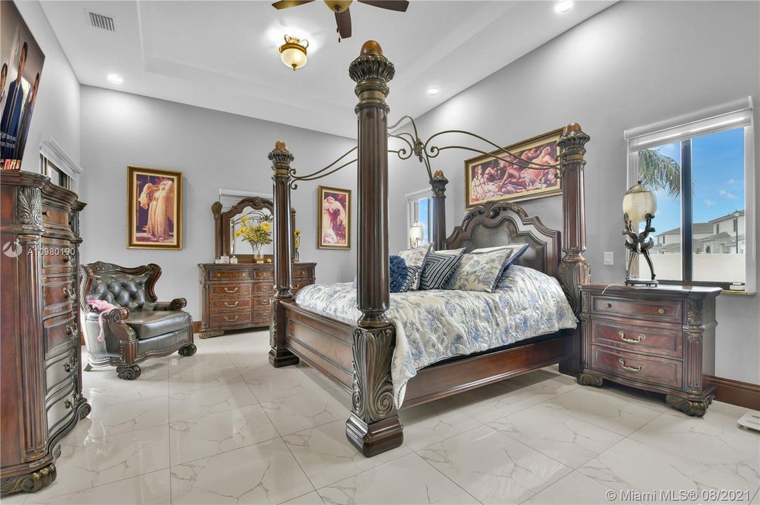 Недавно продано: $1,100,000 (6 спален, 5 ванн, 3871 Квадратных фут)