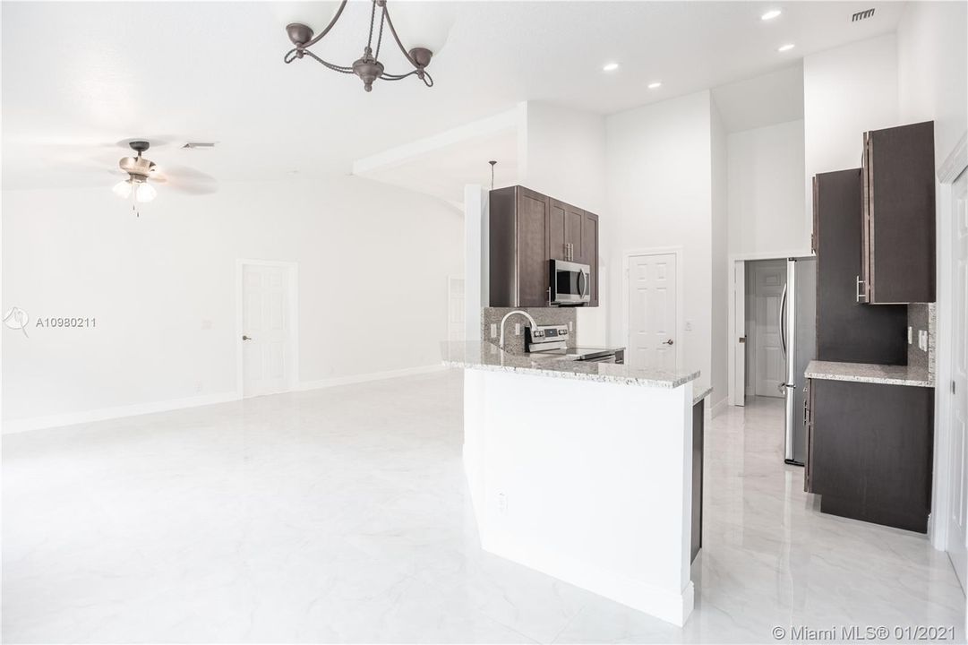 Recently Sold: $440,000 (3 beds, 2 baths, 1808 Square Feet)