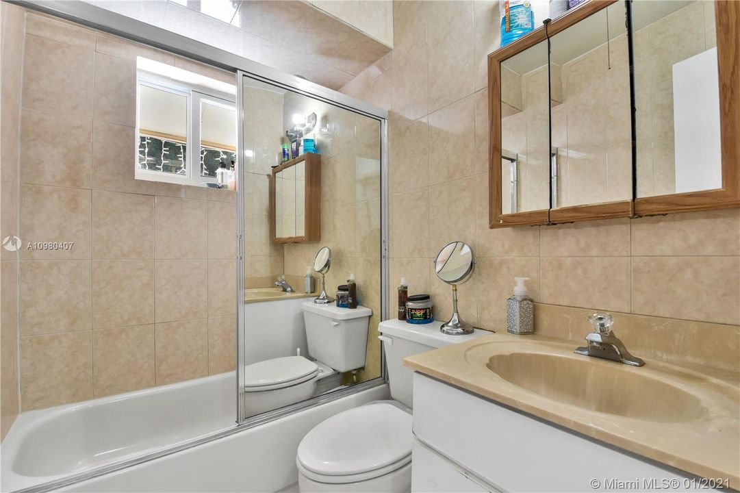 最近售出: $185,000 (2 贝兹, 2 浴室, 948 平方英尺)