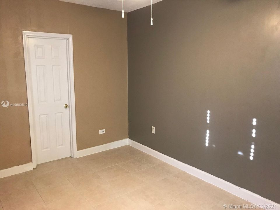 Recently Rented: $900 (1 beds, 1 baths, 1318 Square Feet)