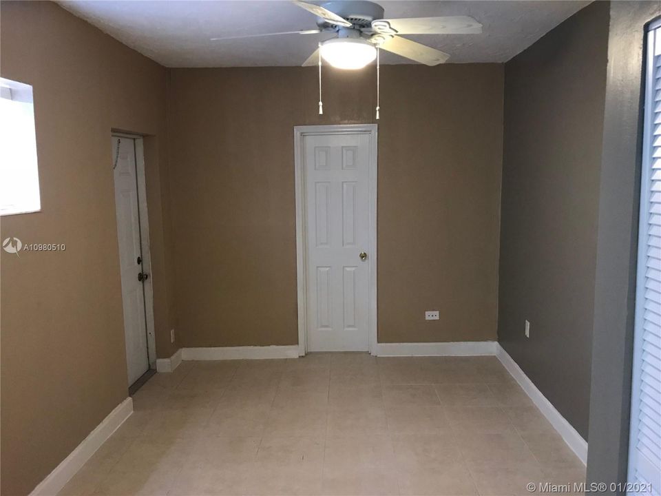 Recently Rented: $900 (1 beds, 1 baths, 1318 Square Feet)