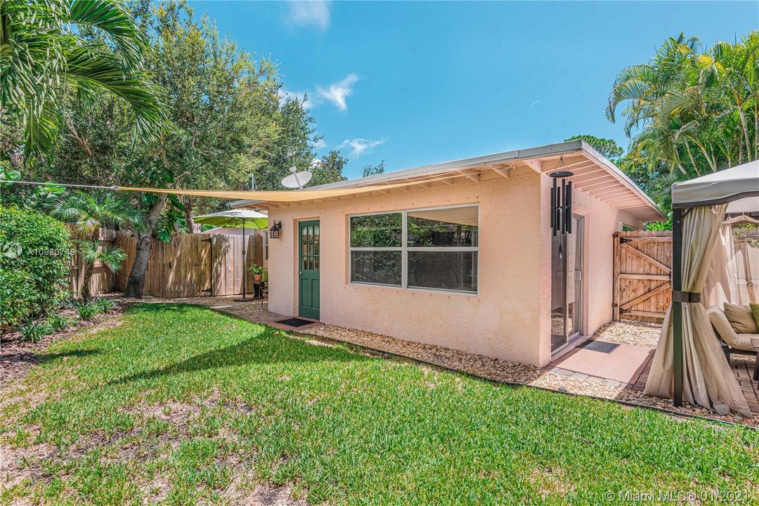 Recently Sold: $290,000 (2 beds, 1 baths, 1073 Square Feet)