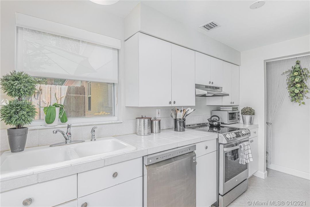 Recently Sold: $290,000 (2 beds, 1 baths, 1073 Square Feet)