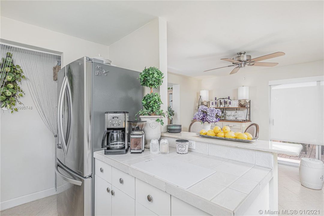 Recently Sold: $290,000 (2 beds, 1 baths, 1073 Square Feet)