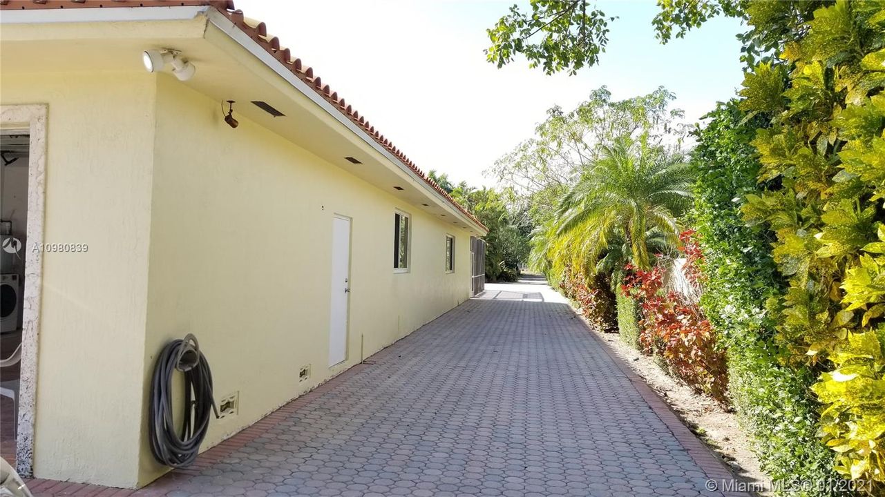 Recently Rented: $5,000 (4 beds, 4 baths, 4000 Square Feet)