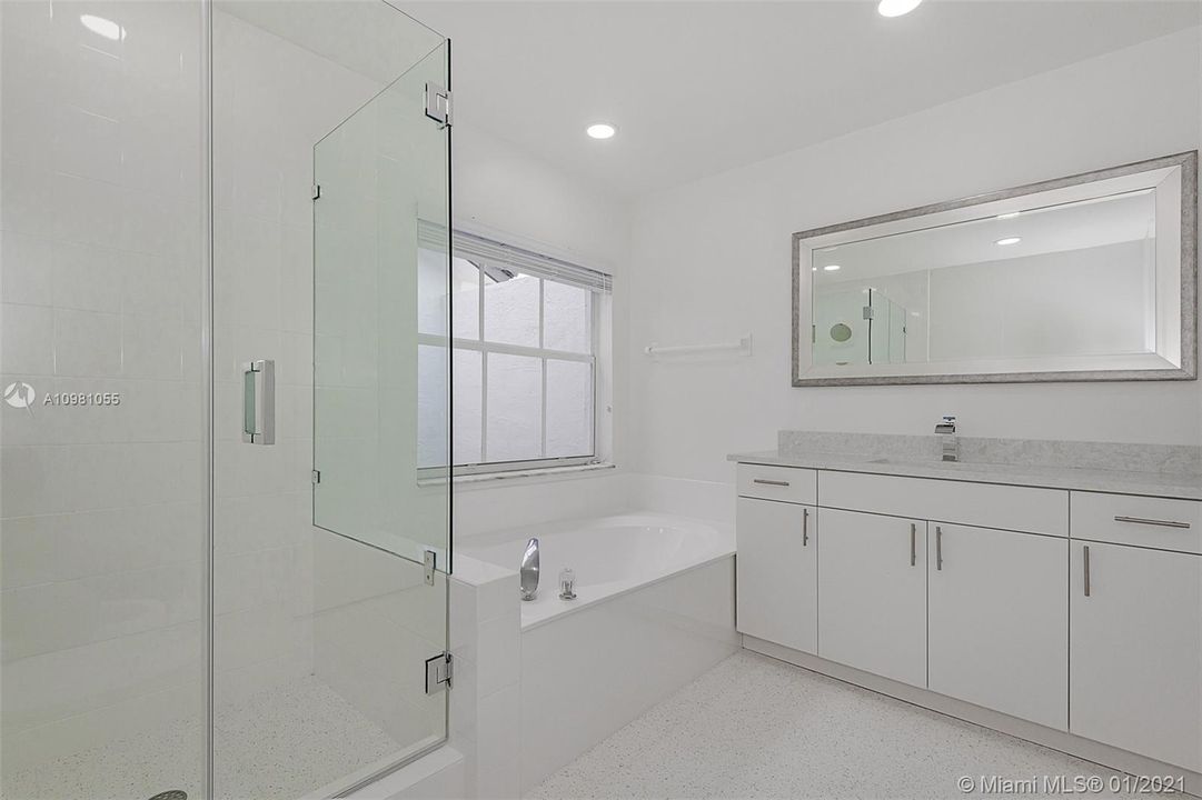 最近售出: $480,000 (4 贝兹, 3 浴室, 1899 平方英尺)