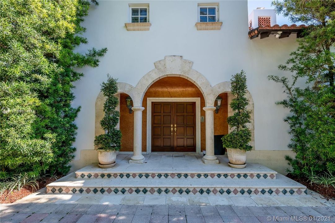 Recently Sold: $2,895,000 (4 beds, 4 baths, 5822 Square Feet)