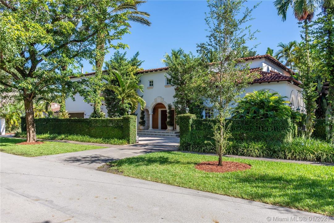 Recently Sold: $2,895,000 (4 beds, 4 baths, 5822 Square Feet)