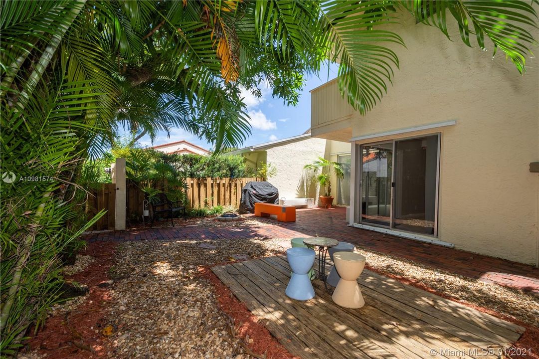 Vendido Recientemente: $350,000 (3 camas, 2 baños, 1837 Pies cuadrados)