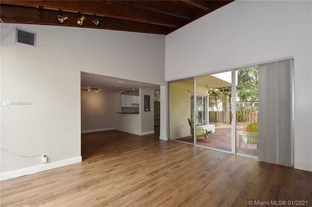 Vendido Recientemente: $350,000 (3 camas, 2 baños, 1837 Pies cuadrados)