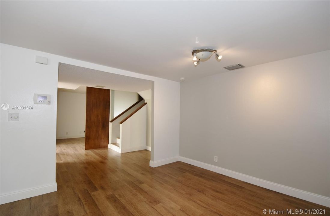 Vendido Recientemente: $350,000 (3 camas, 2 baños, 1837 Pies cuadrados)