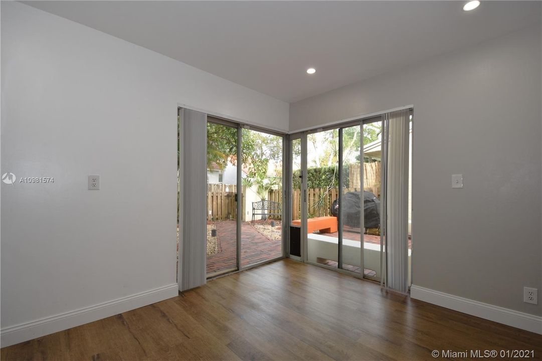 Vendido Recientemente: $350,000 (3 camas, 2 baños, 1837 Pies cuadrados)