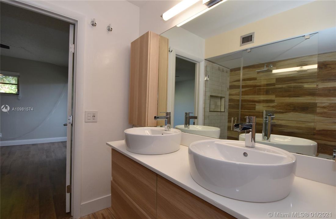 Vendido Recientemente: $350,000 (3 camas, 2 baños, 1837 Pies cuadrados)