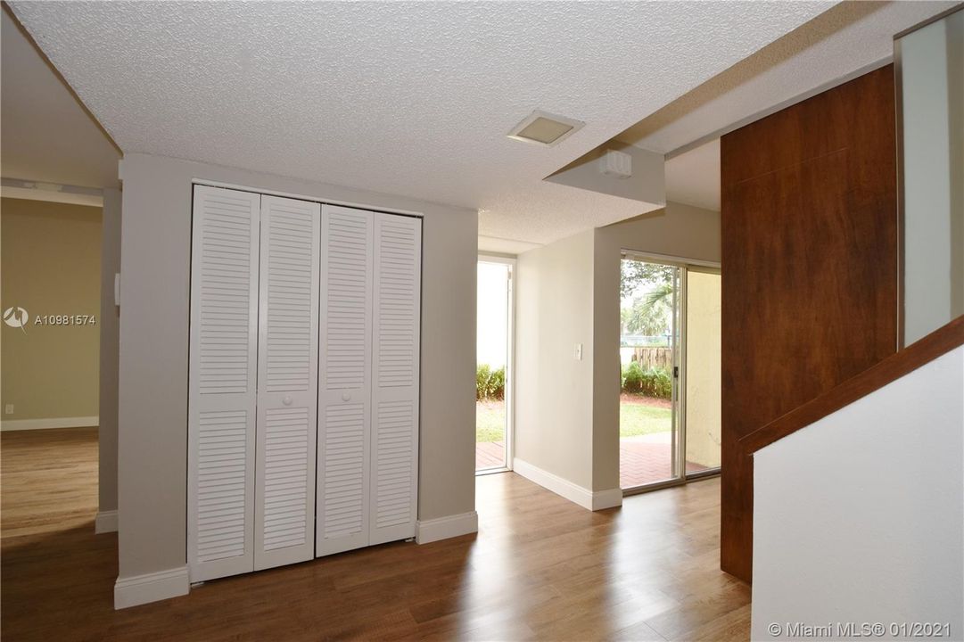 Vendido Recientemente: $350,000 (3 camas, 2 baños, 1837 Pies cuadrados)