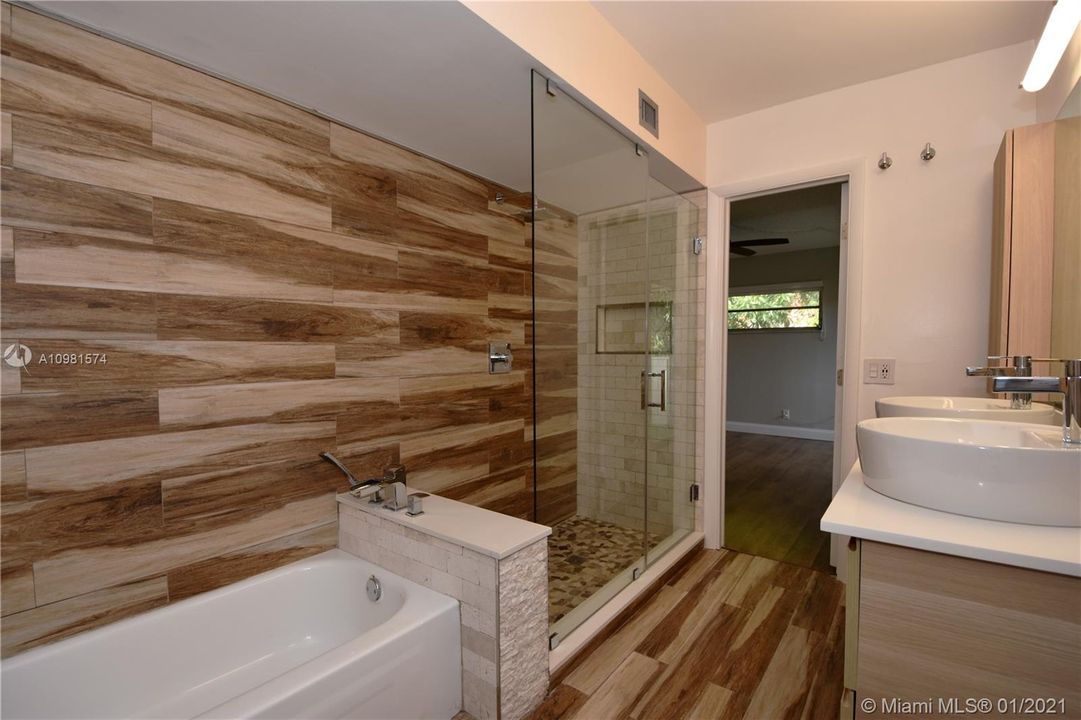 Vendido Recientemente: $350,000 (3 camas, 2 baños, 1837 Pies cuadrados)