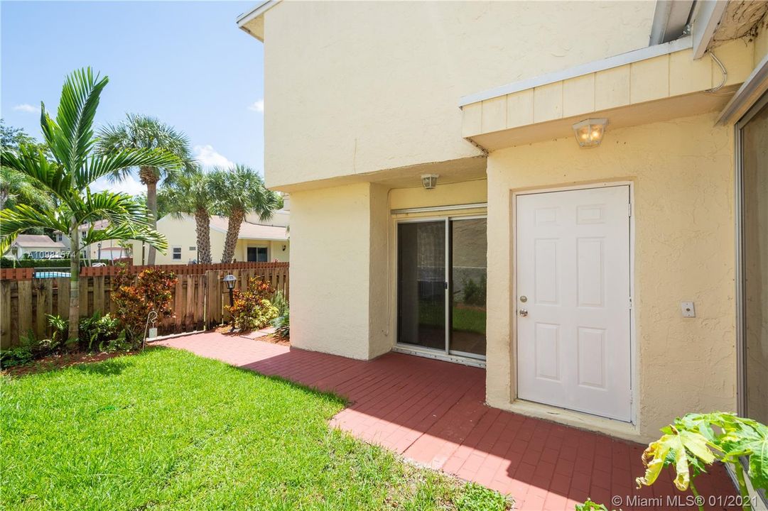 Vendido Recientemente: $350,000 (3 camas, 2 baños, 1837 Pies cuadrados)