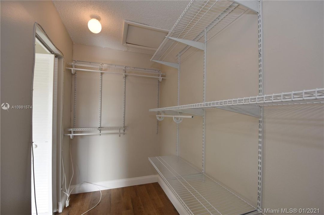 Vendido Recientemente: $350,000 (3 camas, 2 baños, 1837 Pies cuadrados)