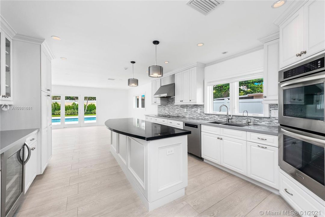 Recently Sold: $1,750,000 (5 beds, 5 baths, 3248 Square Feet)