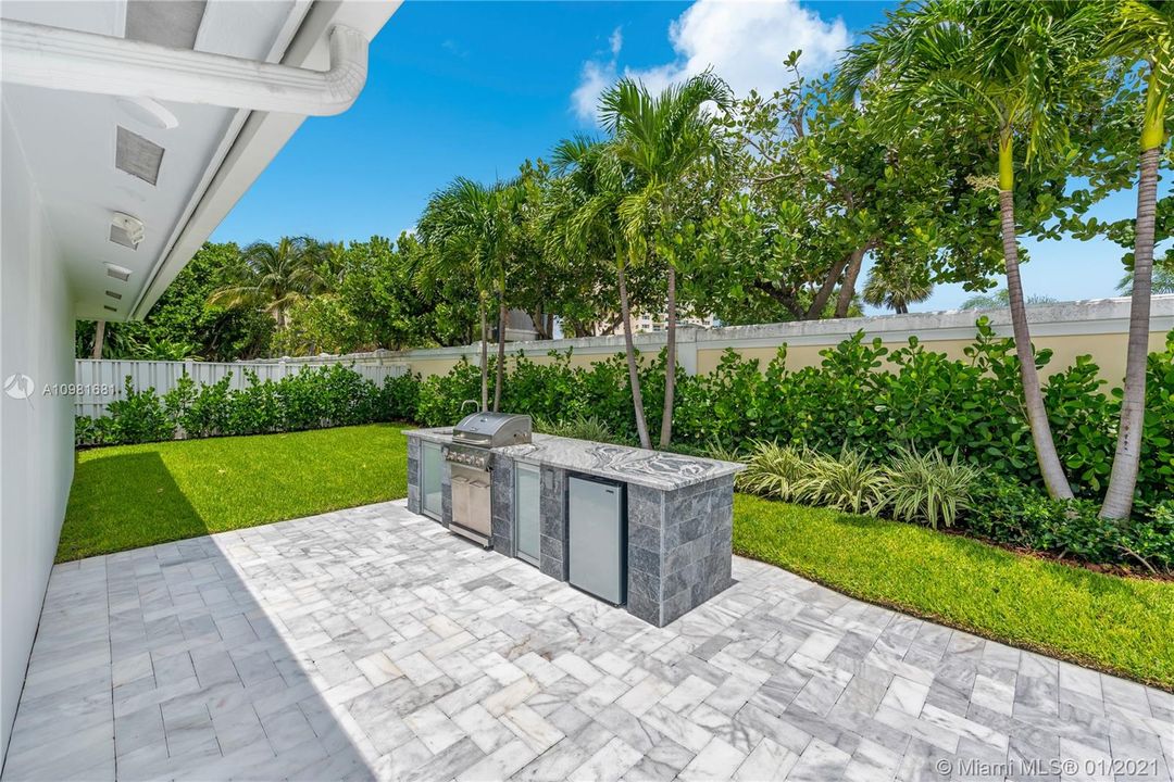 Recently Sold: $1,750,000 (5 beds, 5 baths, 3248 Square Feet)