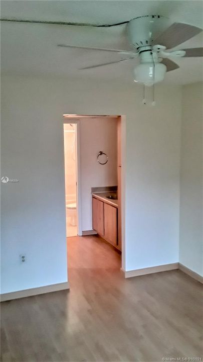Recently Rented: $1,250 (1 beds, 1 baths, 705 Square Feet)