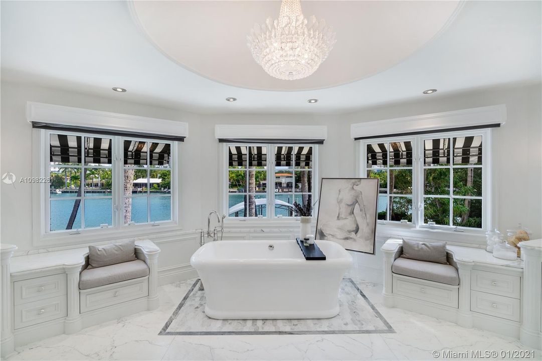 Recently Sold: $11,900,000 (6 beds, 5 baths, 6052 Square Feet)