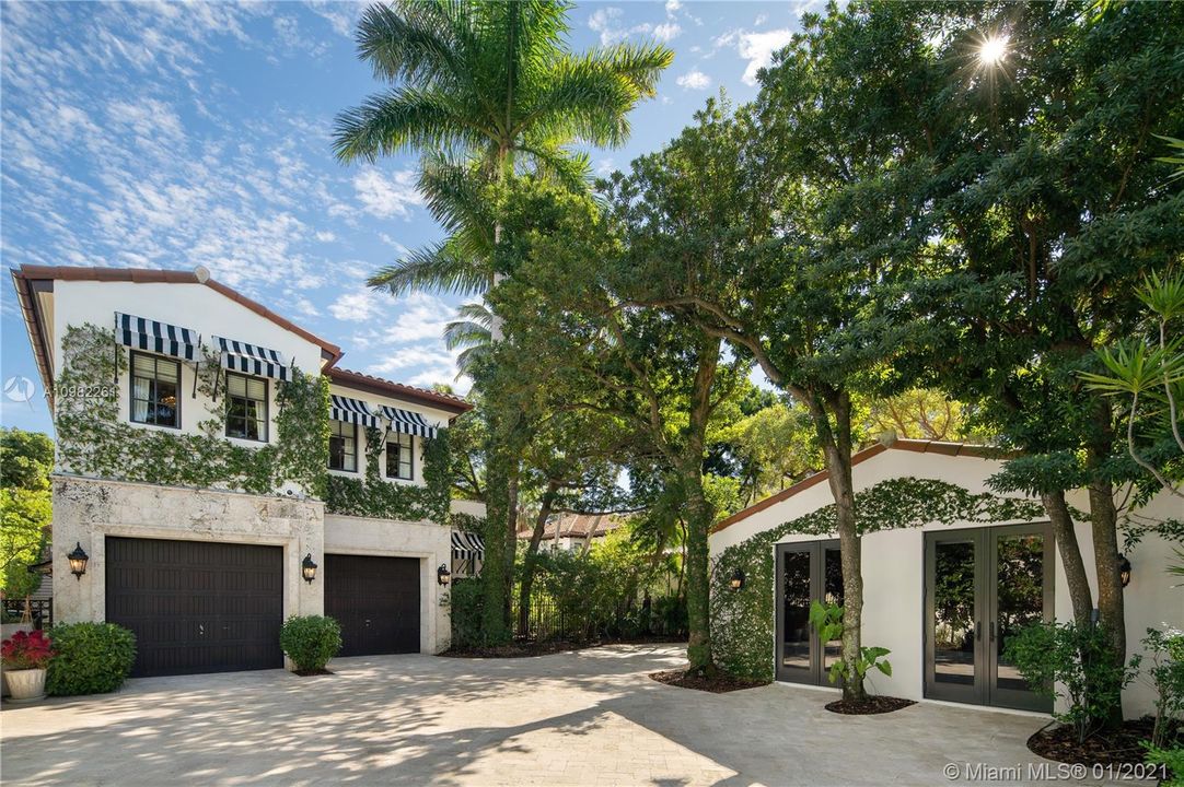 Recently Sold: $11,900,000 (6 beds, 5 baths, 6052 Square Feet)