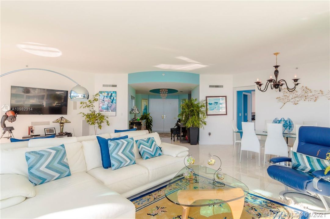 Recently Sold: $3,200,000 (3 beds, 2 baths, 2340 Square Feet)