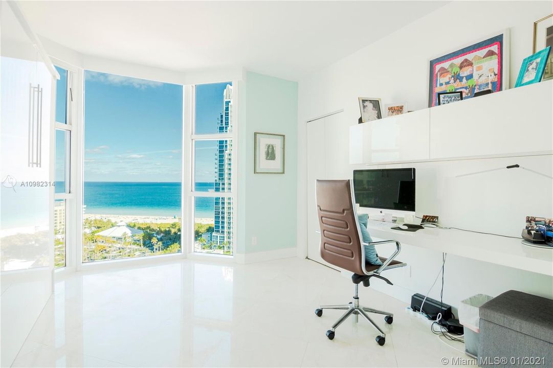 Recently Sold: $3,200,000 (3 beds, 2 baths, 2340 Square Feet)